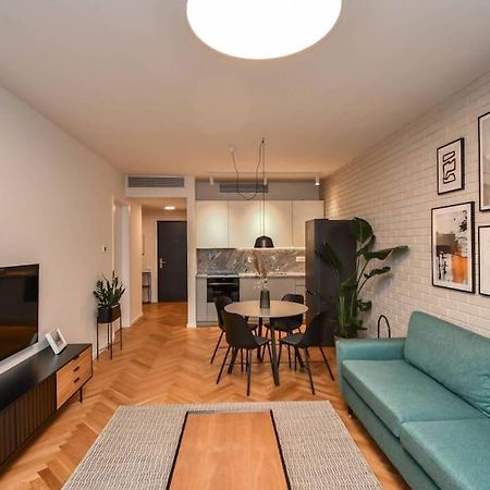 Skypark Luxury Apartment With Skyline View & Free Parking Bratislava Bagian luar foto