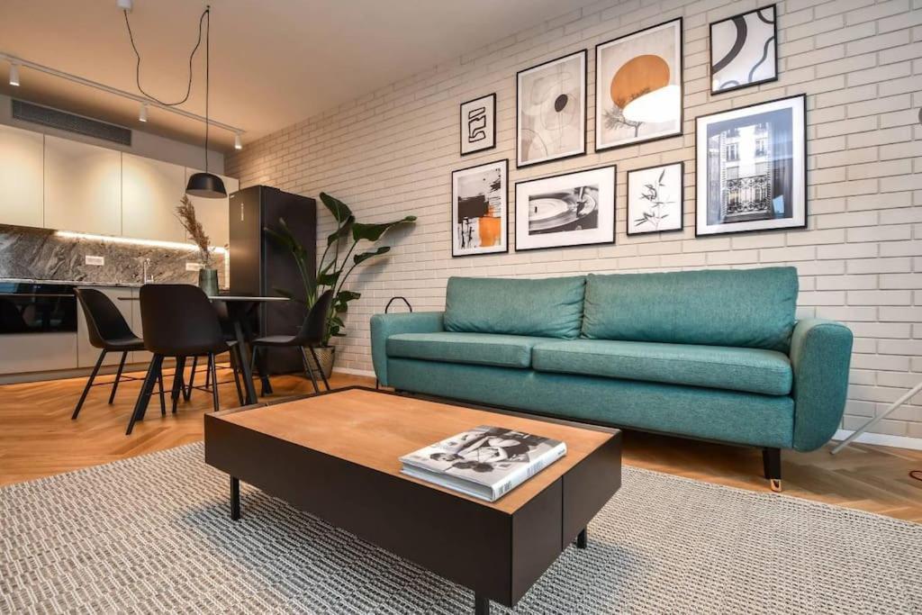 Skypark Luxury Apartment With Skyline View & Free Parking Bratislava Bagian luar foto