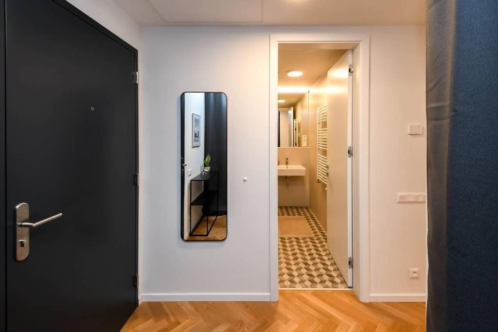 Skypark Luxury Apartment With Skyline View & Free Parking Bratislava Bagian luar foto