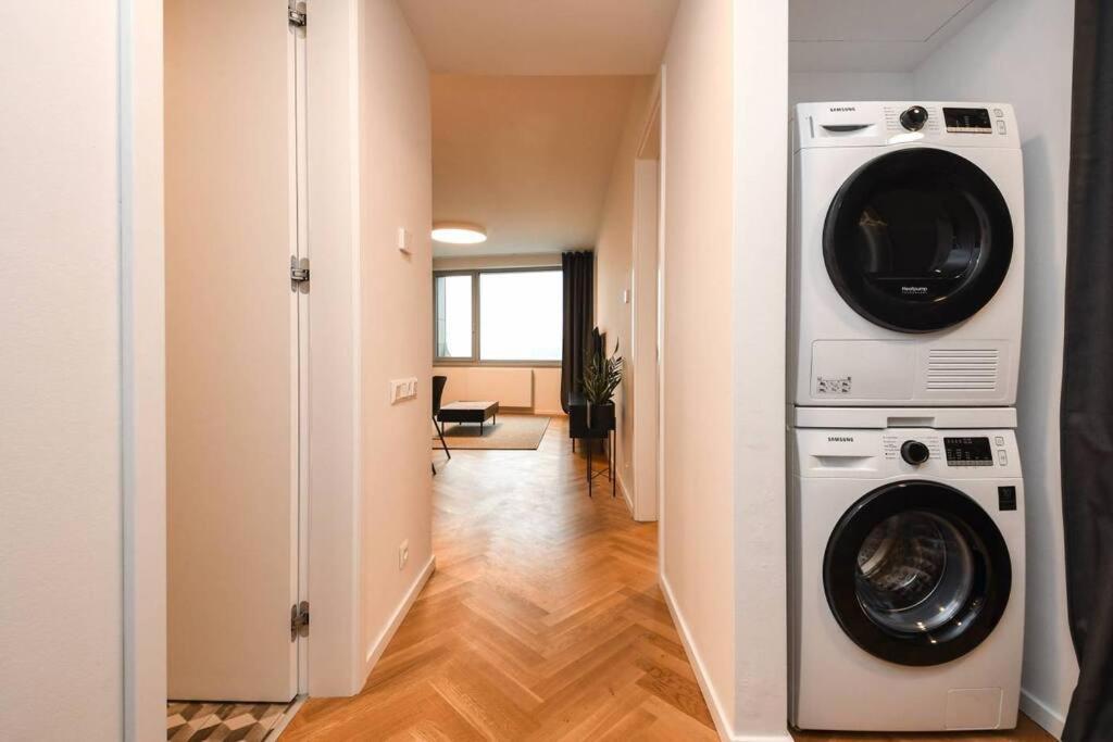 Skypark Luxury Apartment With Skyline View & Free Parking Bratislava Bagian luar foto
