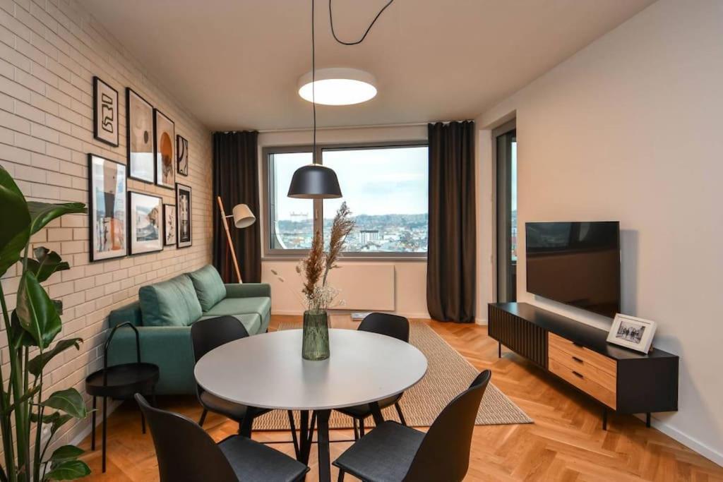 Skypark Luxury Apartment With Skyline View & Free Parking Bratislava Bagian luar foto