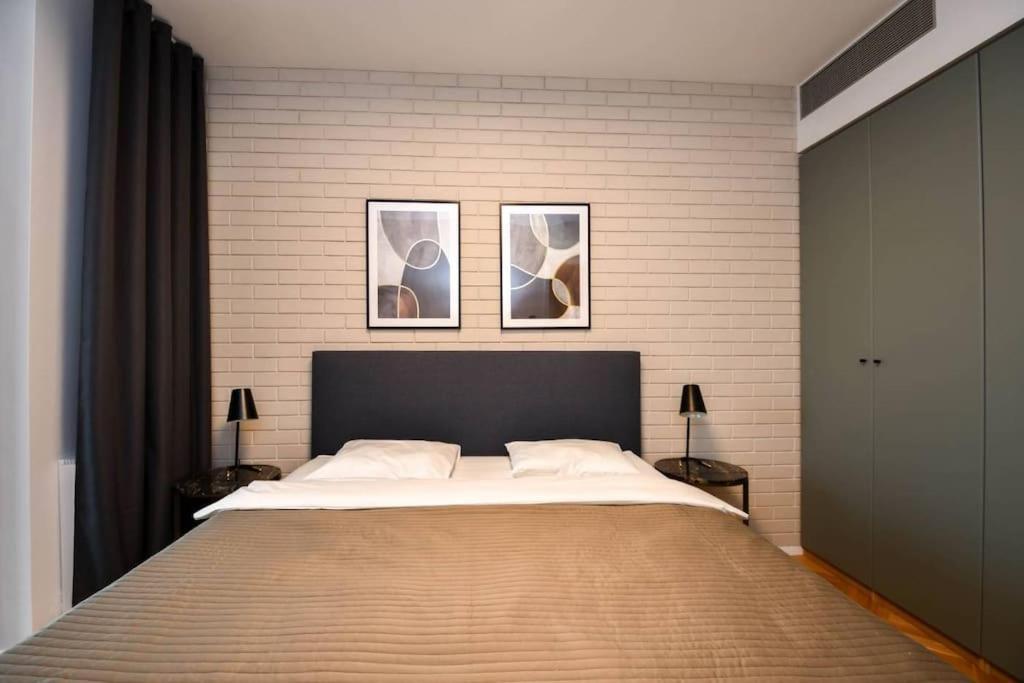 Skypark Luxury Apartment With Skyline View & Free Parking Bratislava Bagian luar foto
