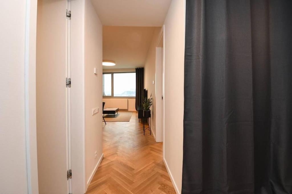 Skypark Luxury Apartment With Skyline View & Free Parking Bratislava Bagian luar foto