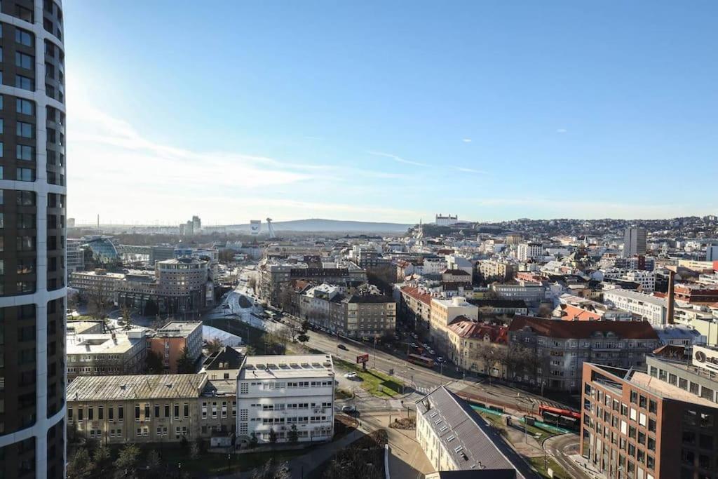 Skypark Luxury Apartment With Skyline View & Free Parking Bratislava Bagian luar foto