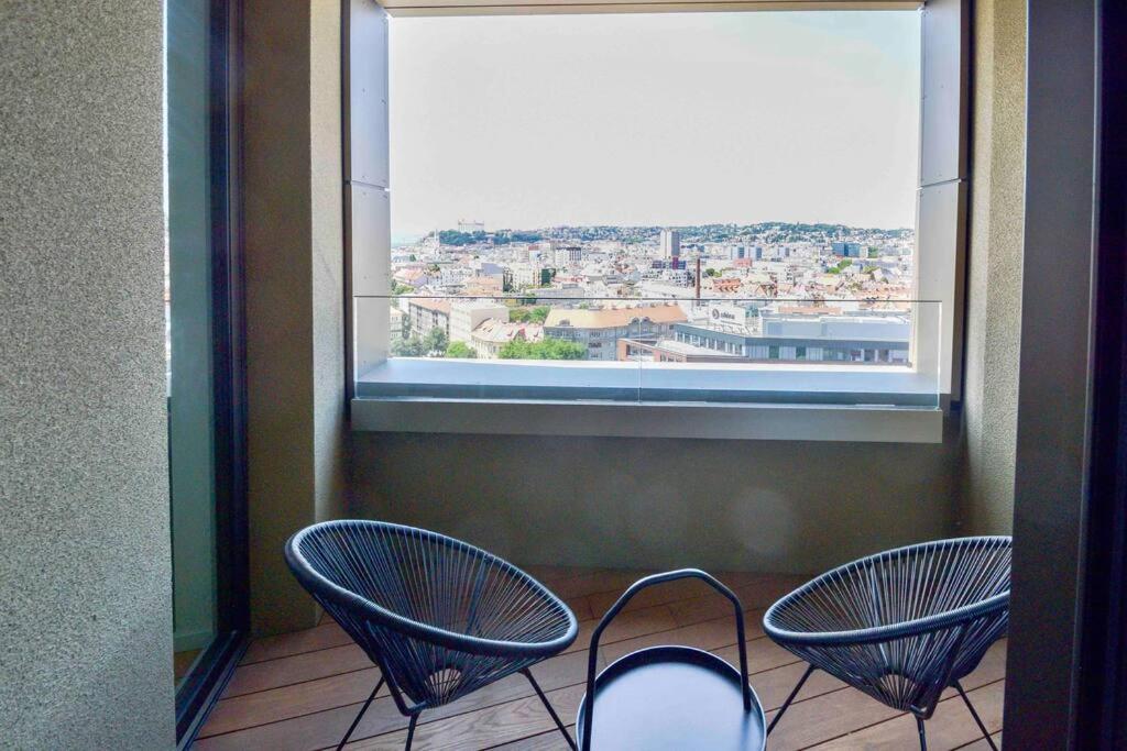 Skypark Luxury Apartment With Skyline View & Free Parking Bratislava Bagian luar foto